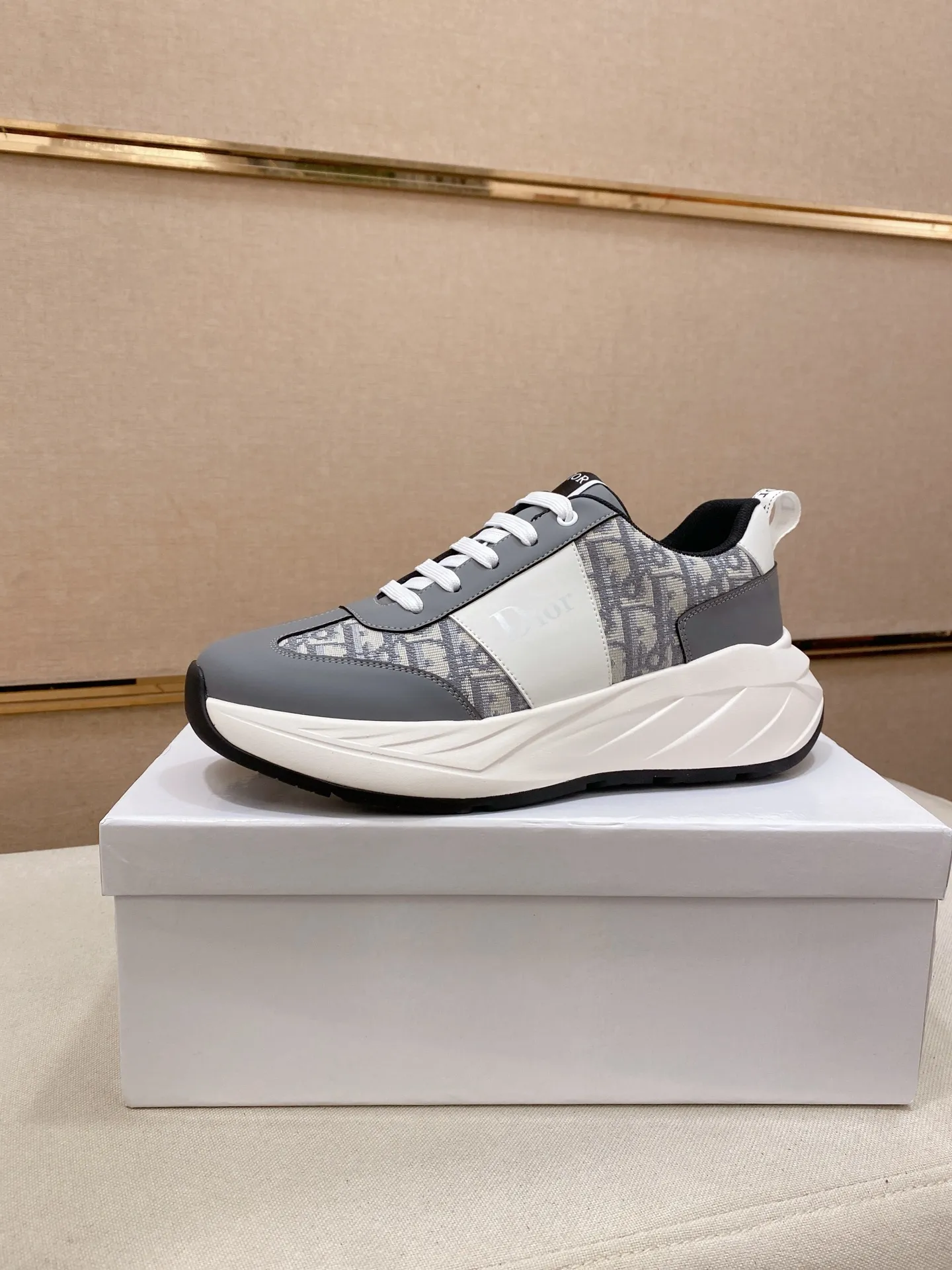 Factory price: 442💰[Dior·Dior] New casual sports style men's shoes, new spring and summer design, perfect workmanship, lace-up lazy style to create wardrobe quality, upper: imported first-layer cowhide, sheepskin lining is soft and comfortable, ultra-light TPU wear-resistant outsole, simple, versatile fashion men's shoes, excellent color code number 38--44. Can be customized for 45 non-refundable!
